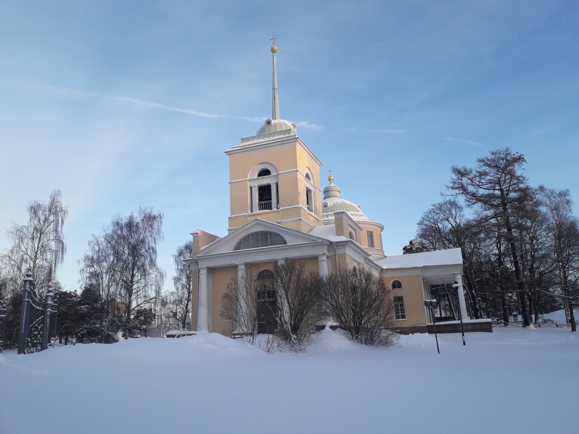 Pyhän Nikolaoksen kirkko Kotkassa työmatkan varrella