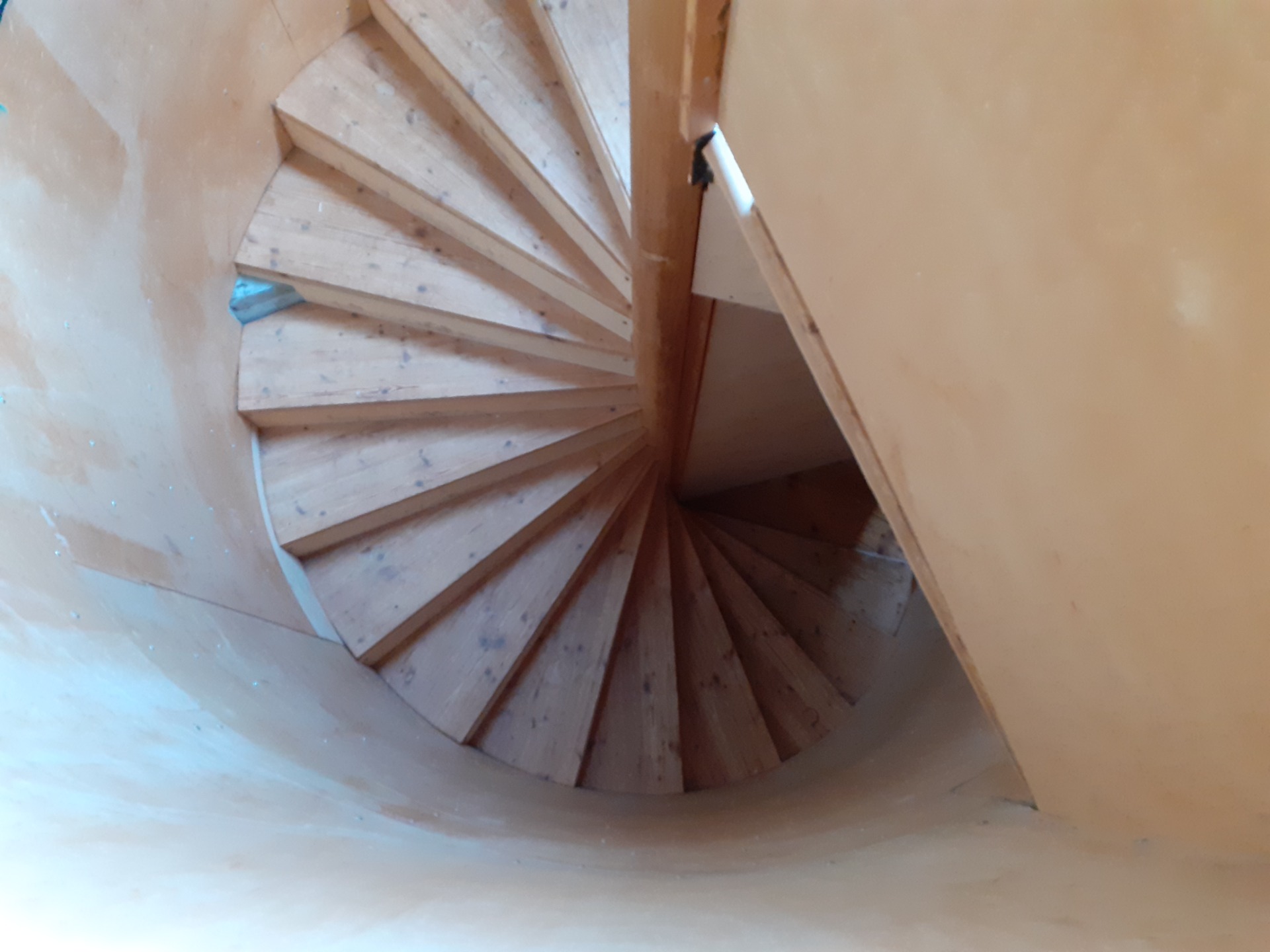 Lapsuudenkodin kierreportaat