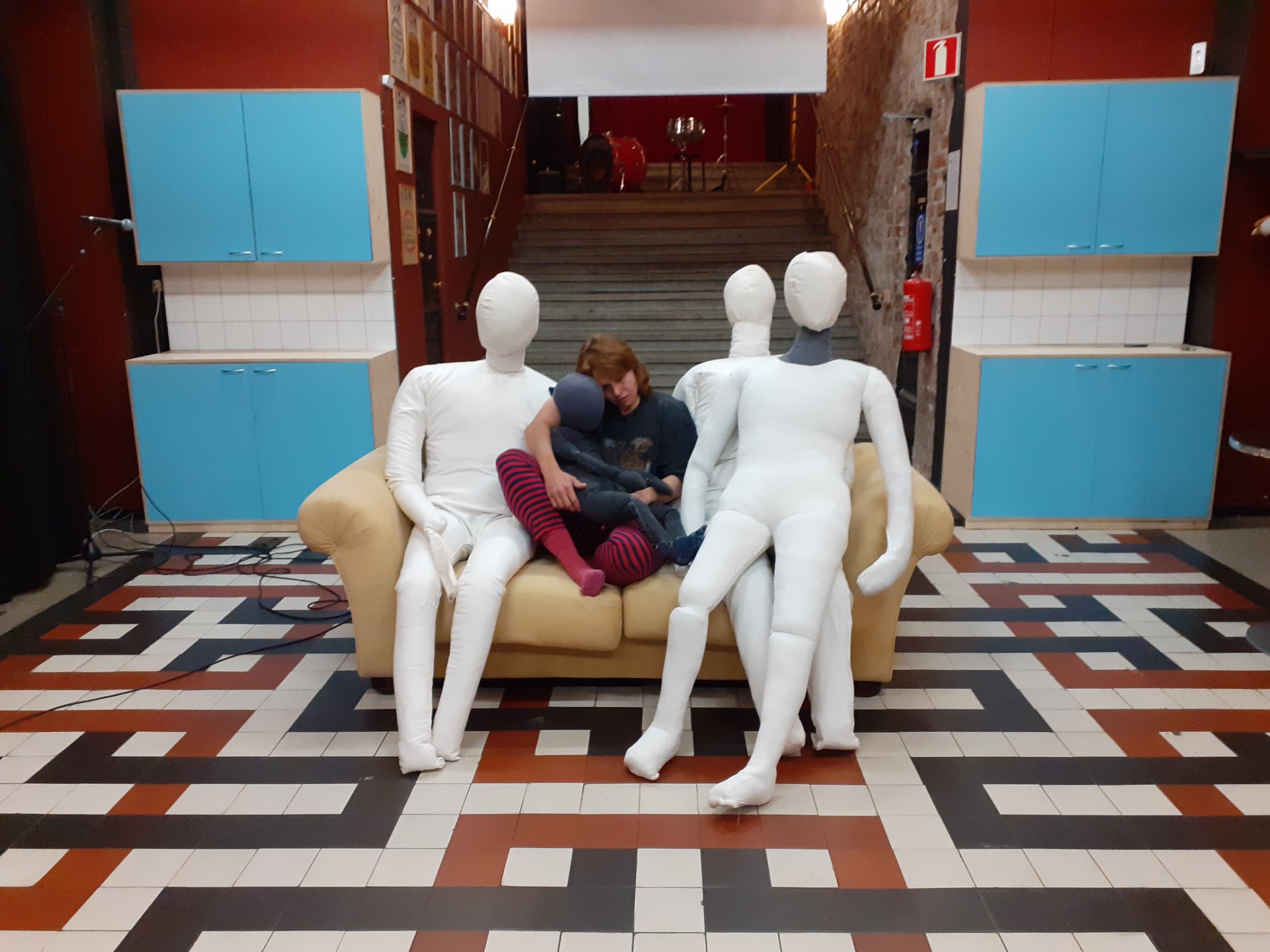 Seidi tutustuu Heini Maarasen tekemiin nukkeihin