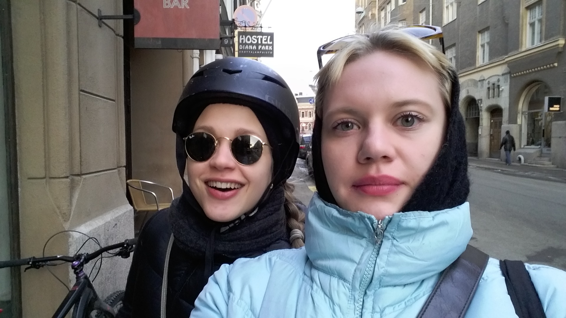 Julia ja Ruusu lounaalla Bar 9: ssä maaliskuussa 2018